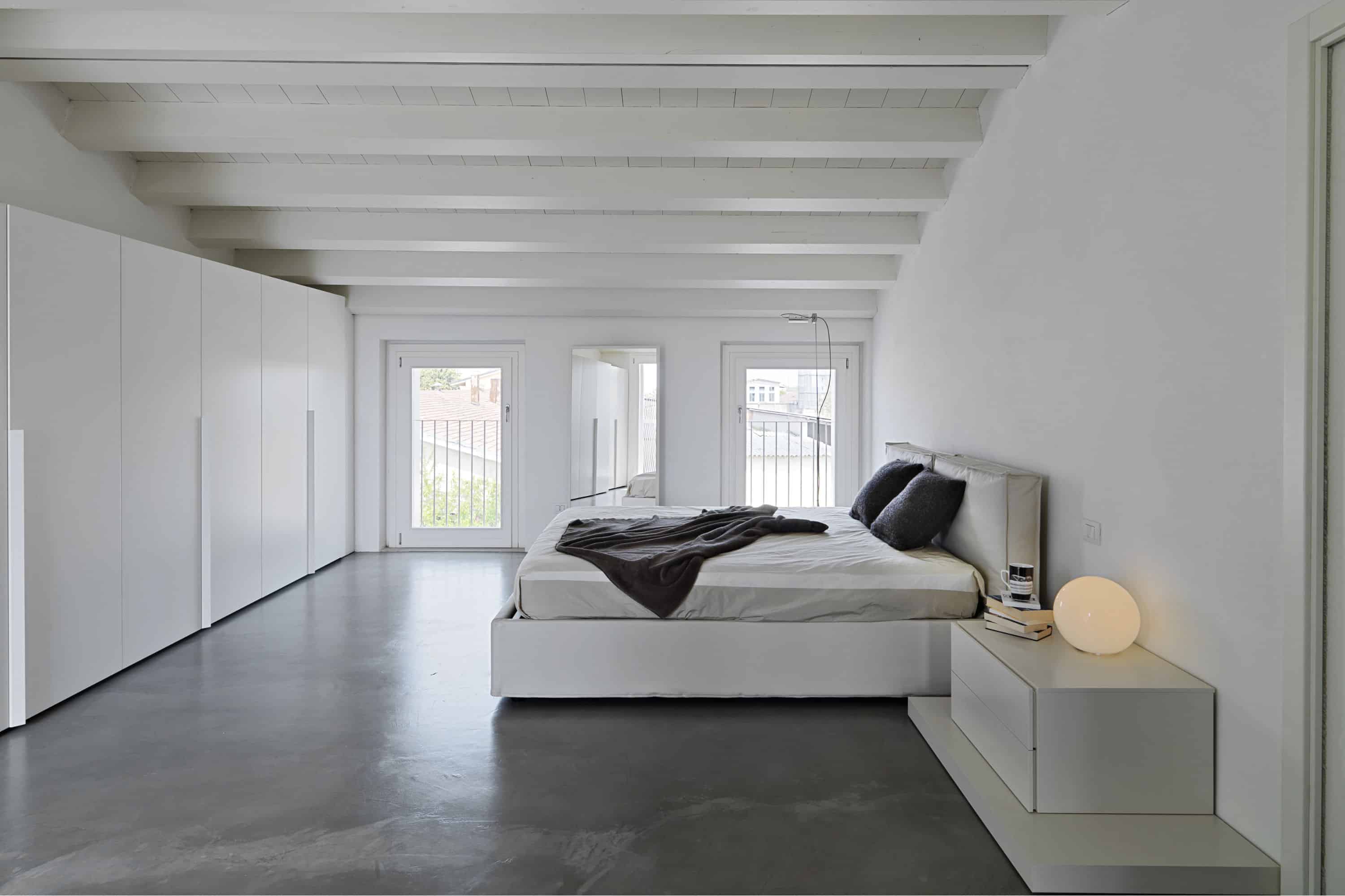betonvloer in slaapkamer voorbeeld